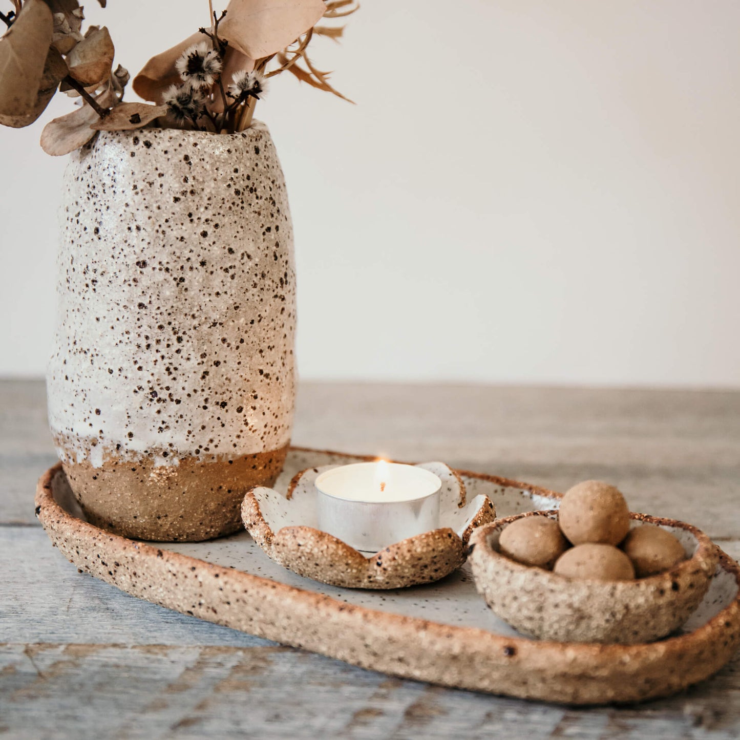 HYGGE tray with vase, candle holder and essential oil diffuser - Rustic & Cozy - 16-2