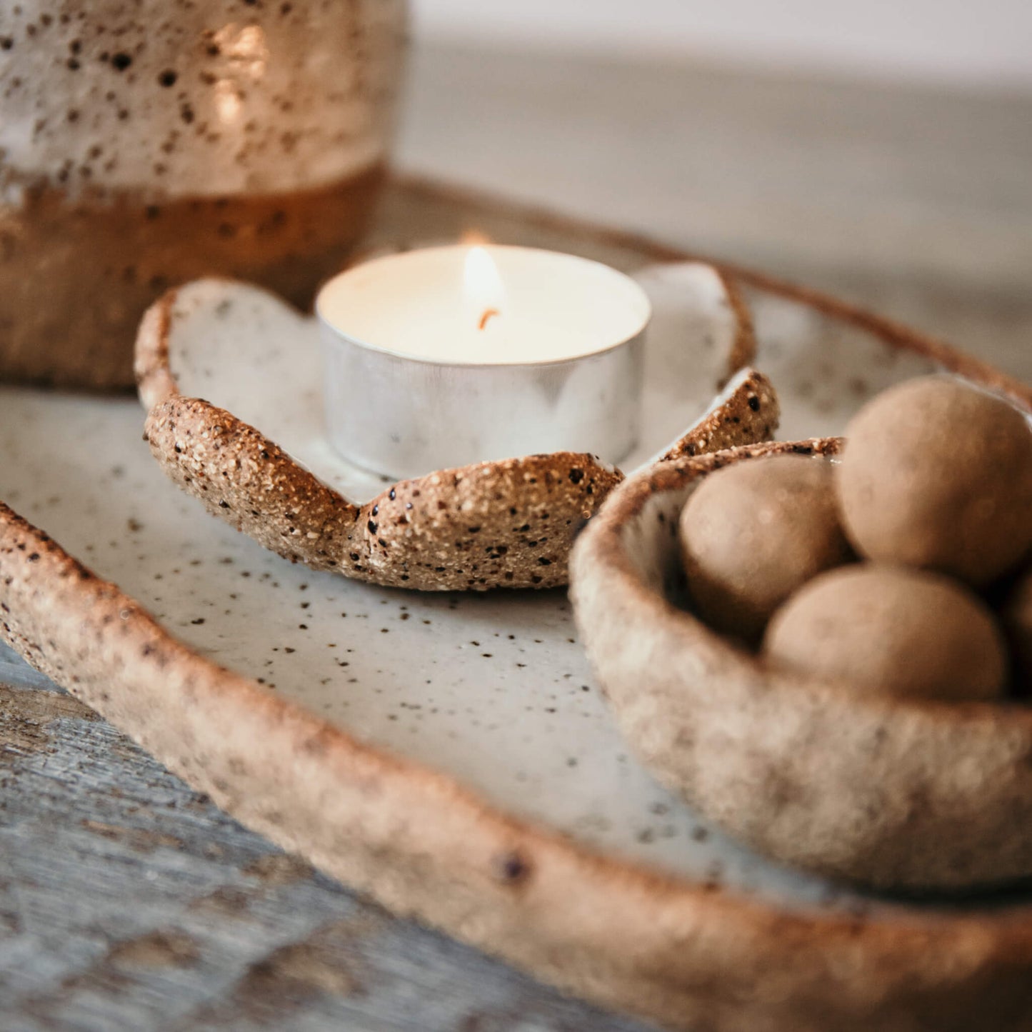 HYGGE tray with vase, candle holder and essential oil diffuser - Rustic & Cozy - 16-2