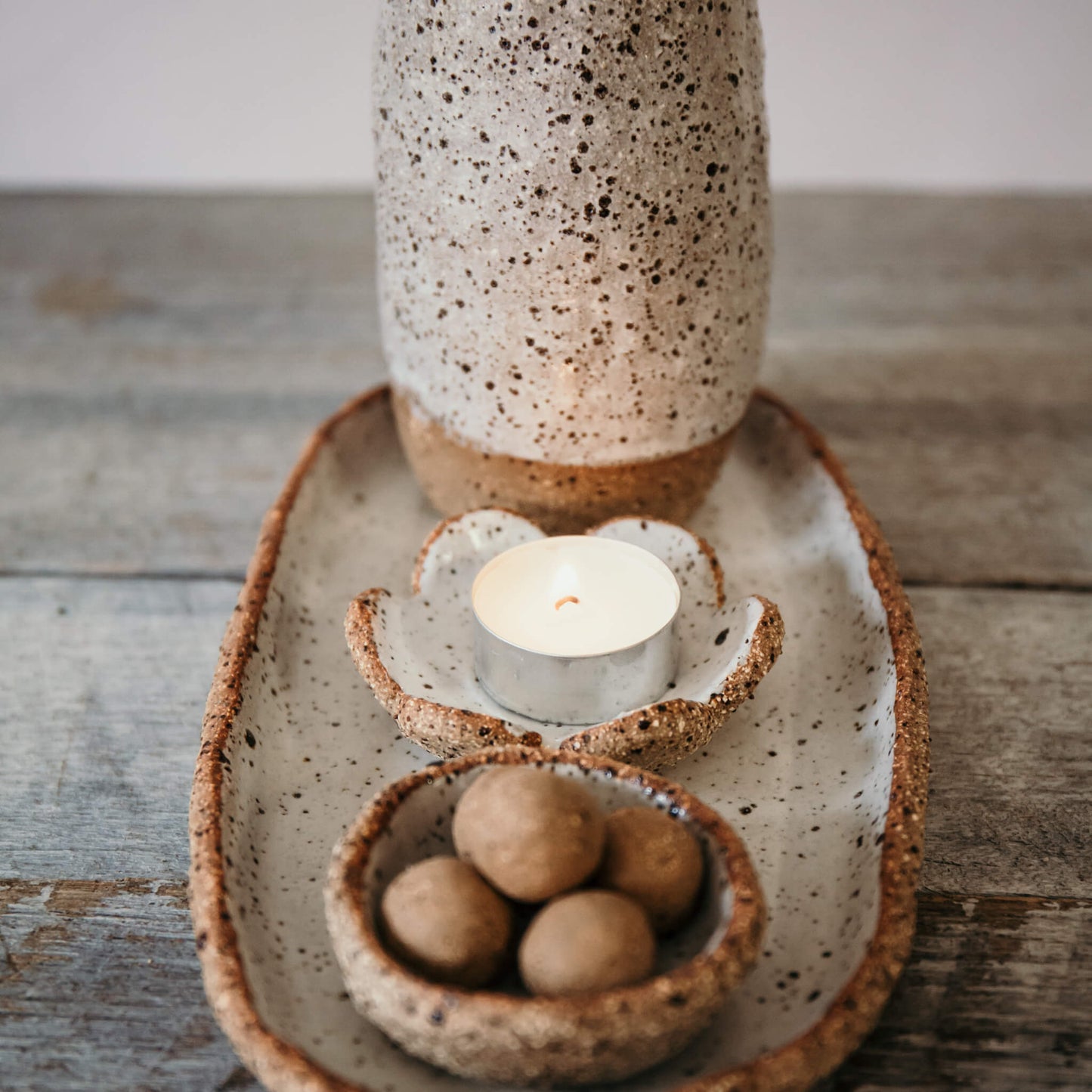 HYGGE tray with vase, candle holder and essential oil diffuser - Rustic & Cozy - 16-2